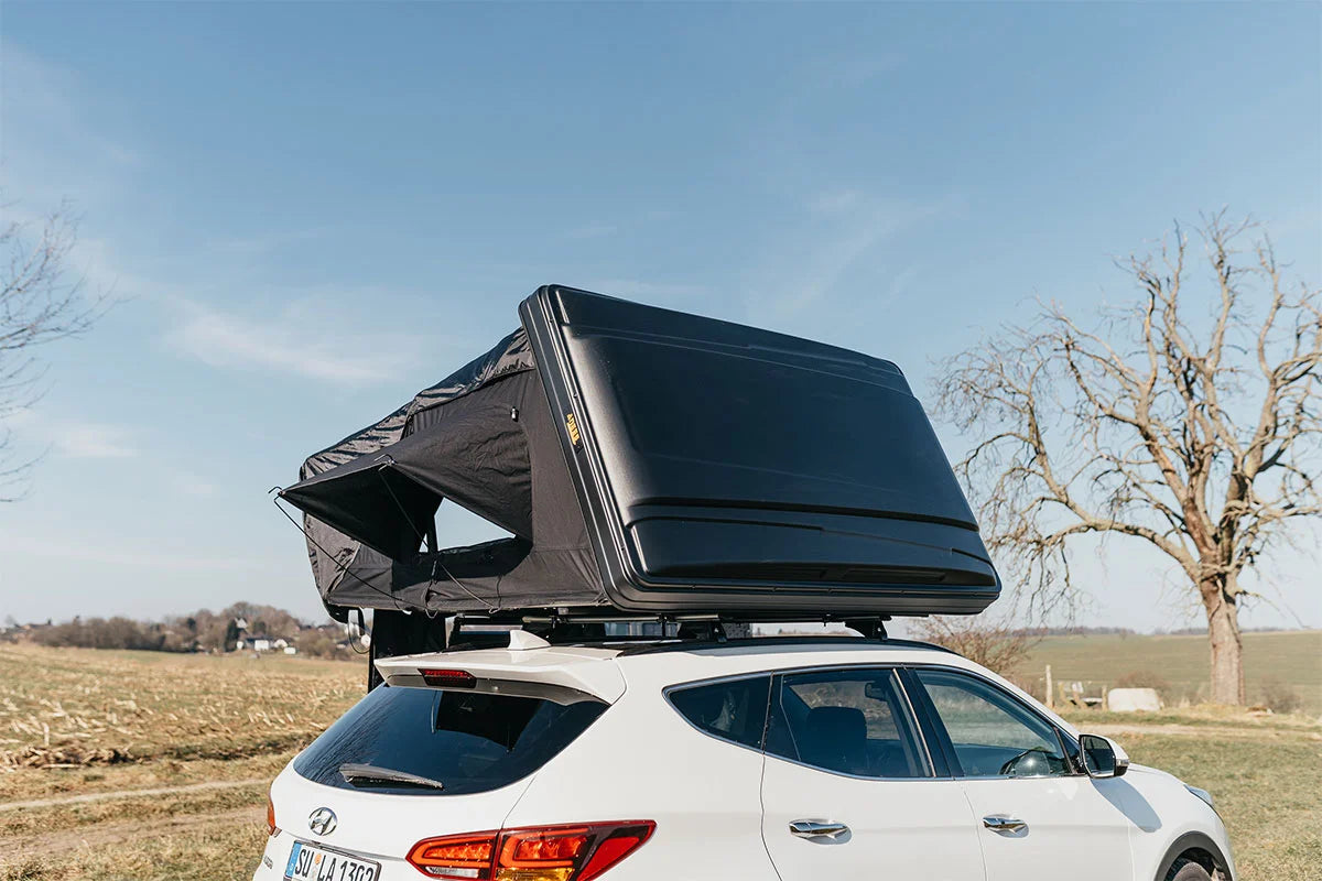 ANEES Family Hybrid Dachzelt geöffnet – Blick von oben auf Hartschalen-Dachzelt auf Auto in Österreich