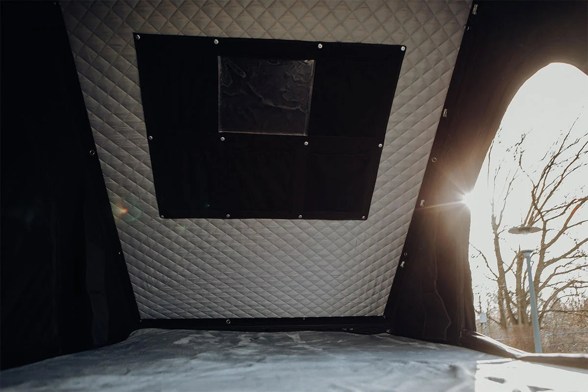 ANEES Triangle Dachzelt Innenansicht – Blick zur geöffneten Decke mit Moskitonetz
