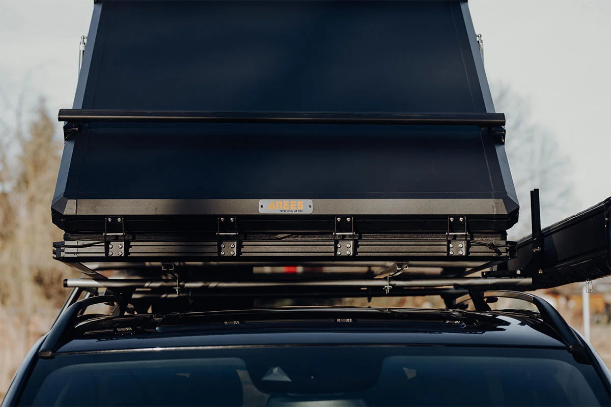 Detailansicht Scharnier – robuste Aluminium-Gelenktechnik des ANEES Triangle Dachzelts