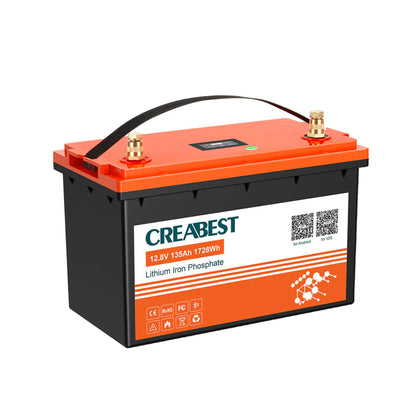 LiFePO4 12V 135Ah Batterie mit Bluetooth – Rückansicht mit technischem Label und Lüftungsschlitzen
