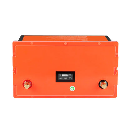 LiFePO4 12V 135Ah Batterie mit Bluetooth – Draufsicht auf Display und Anschlussbereiche