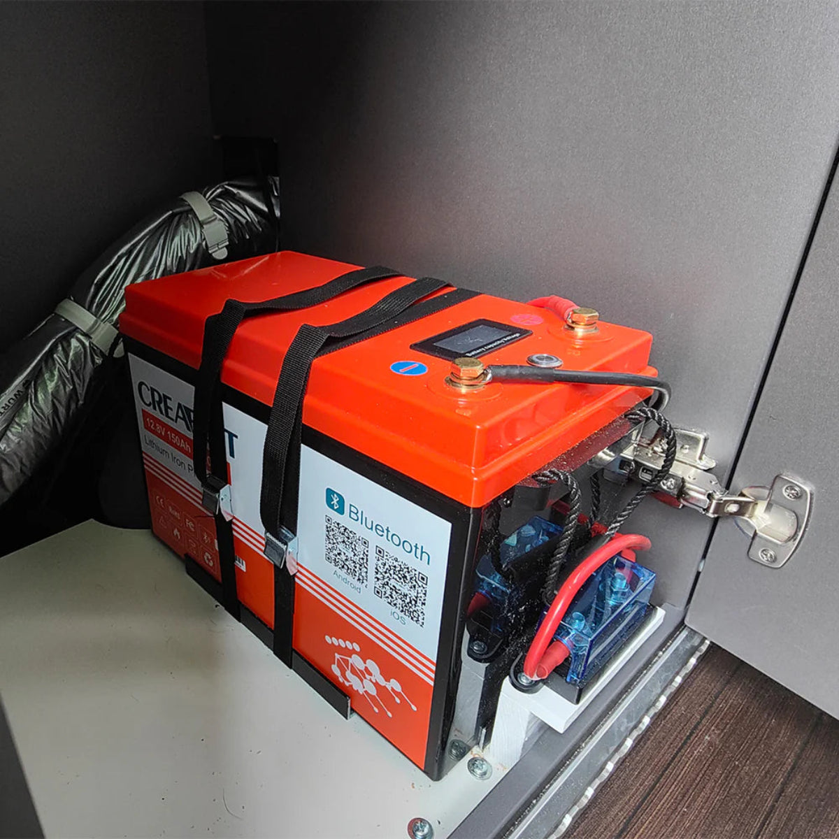LiFePO4 12V 150Ah Batterie mit Bluetooth – Installationsansicht im Wohnmobil-Batteriefach